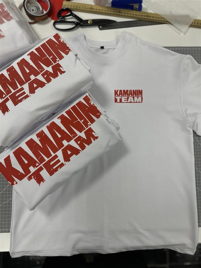 Белые футболки Kamanin Team с красной командной графикой
