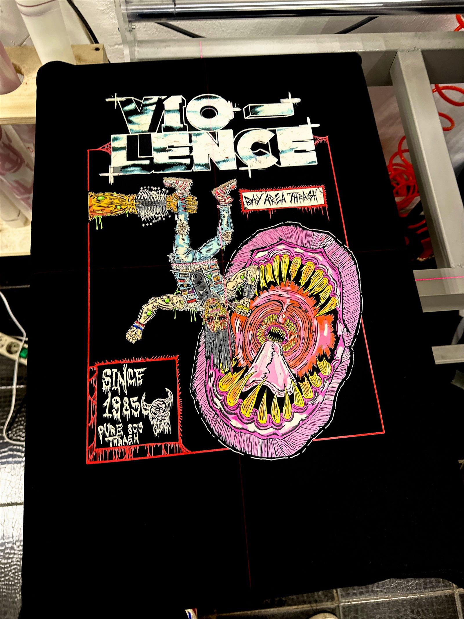 Яркий многоцветный принт Vio-Lence на чёрной футболке для концерта