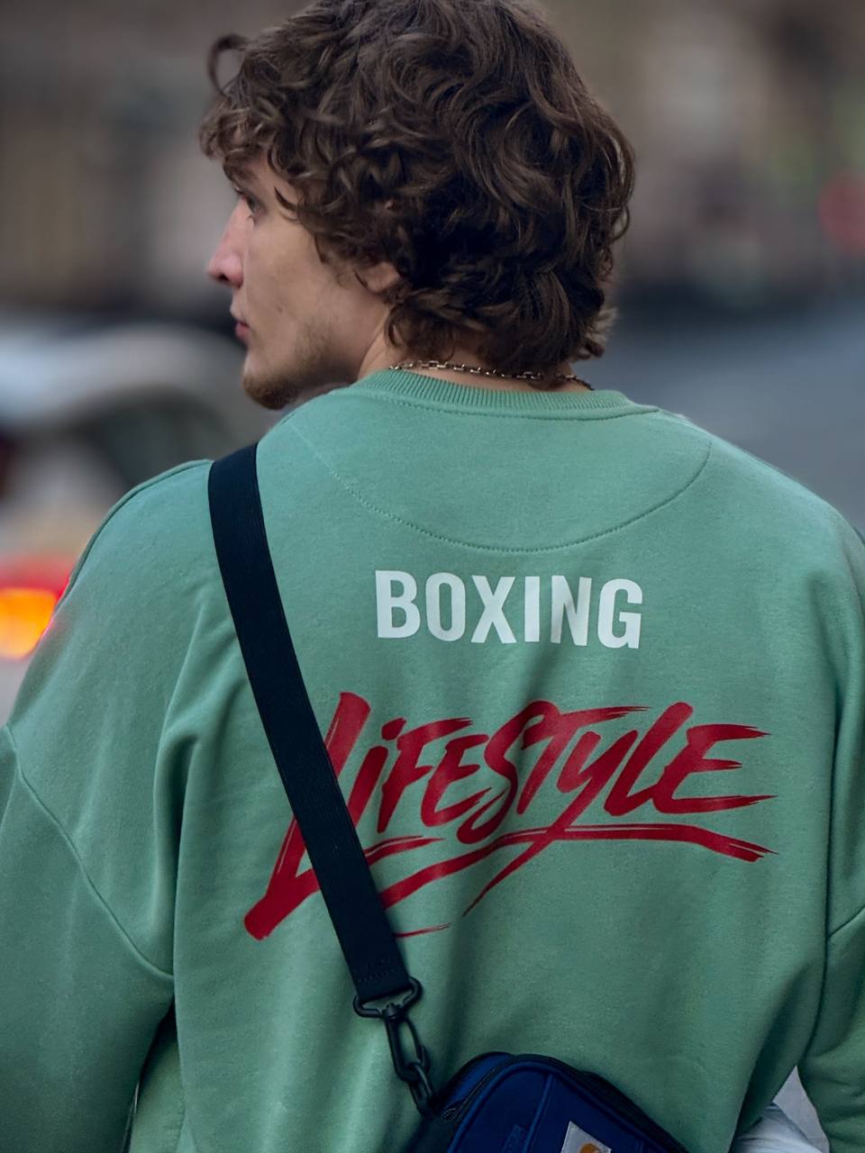 Мятный оверсайз-свитшот с принтом Boxing is a lifestyle на улицах города